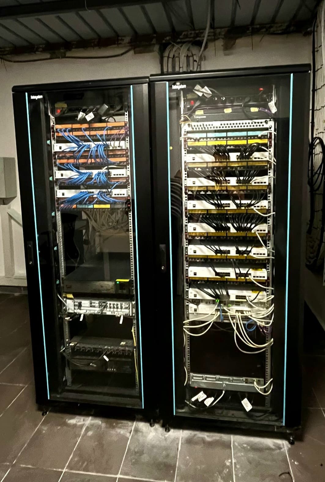 Baies réseaux équipées de switches, câblage organisé après intervention